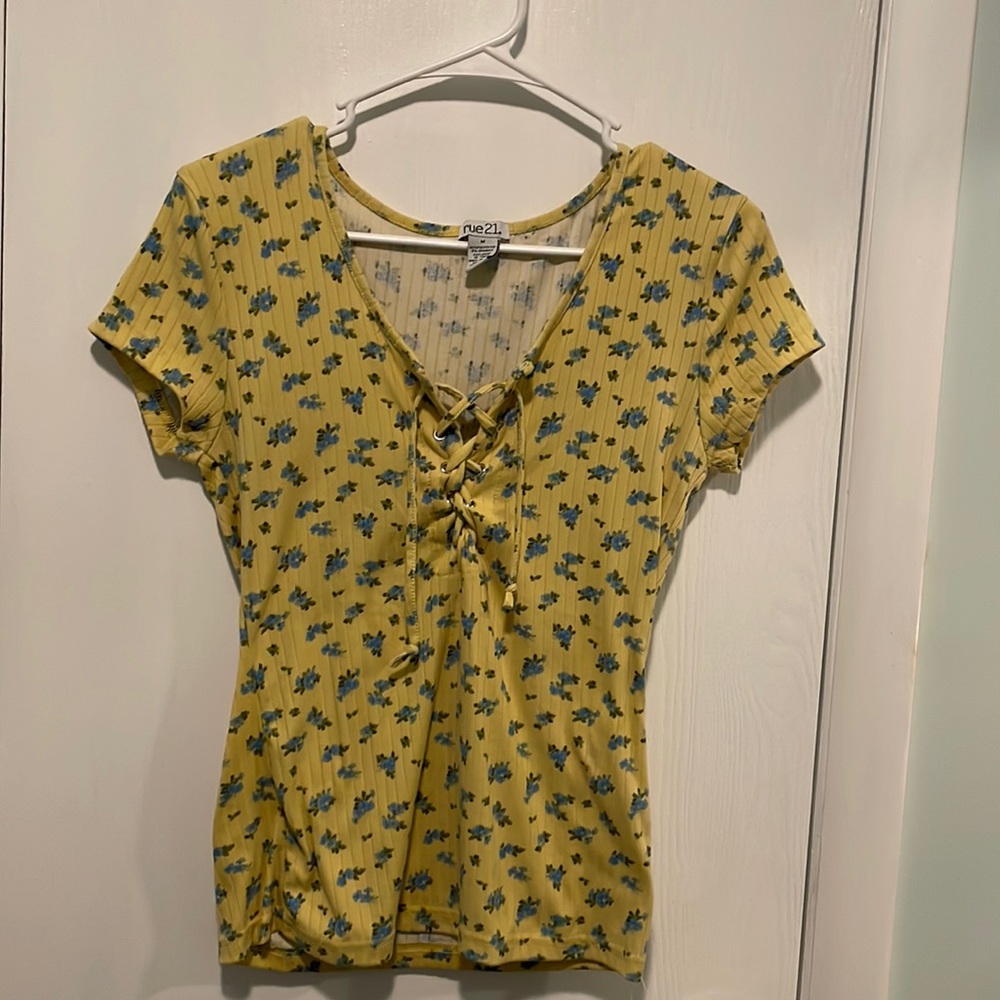Rue 21 yellow and blue flowered tee-shirt with lace in front. Size (M)